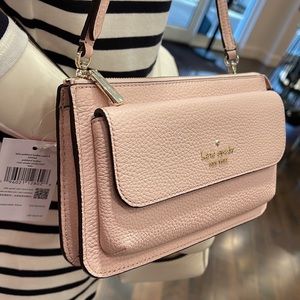 Kate Spade Leila Small Crossbody K8284 Black
Leather Rose Smoke